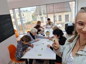 zdjęcie grupy kobiet siedzących przy stole i notujących na kartkach