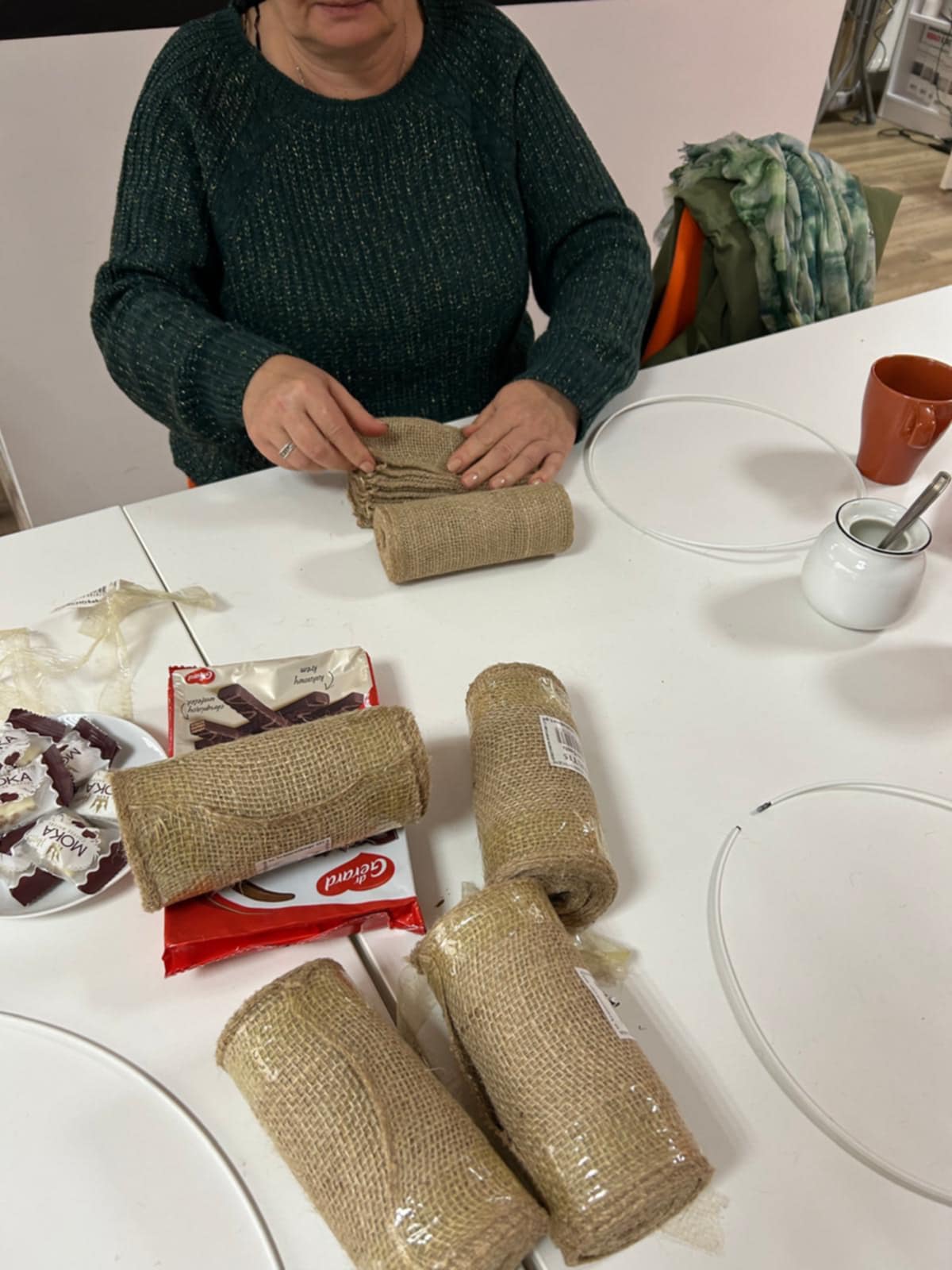 kobieta tworząca wianek