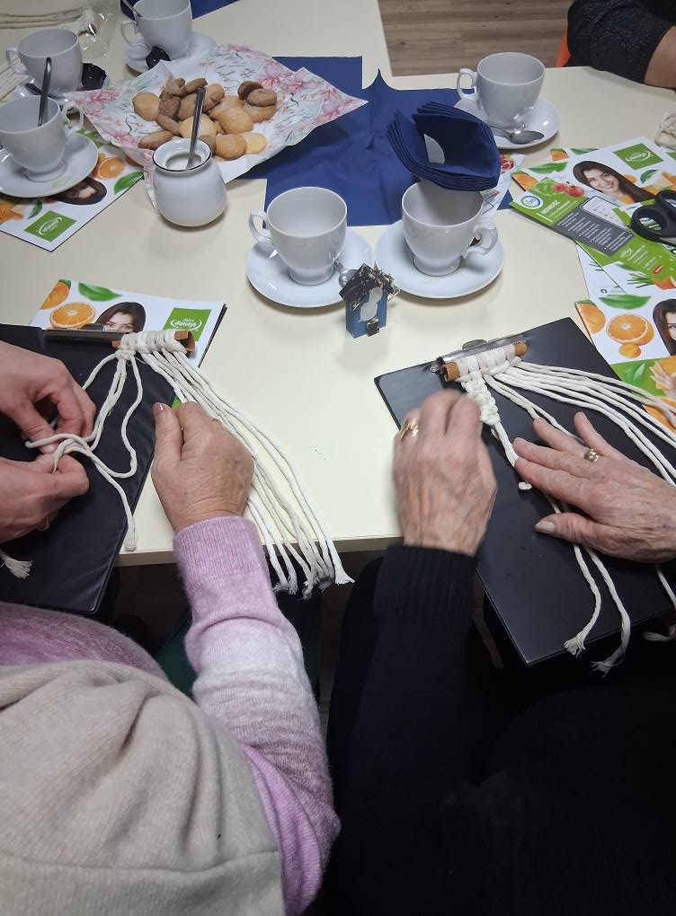 dwie kobiety tworzące zawieszki makramowe