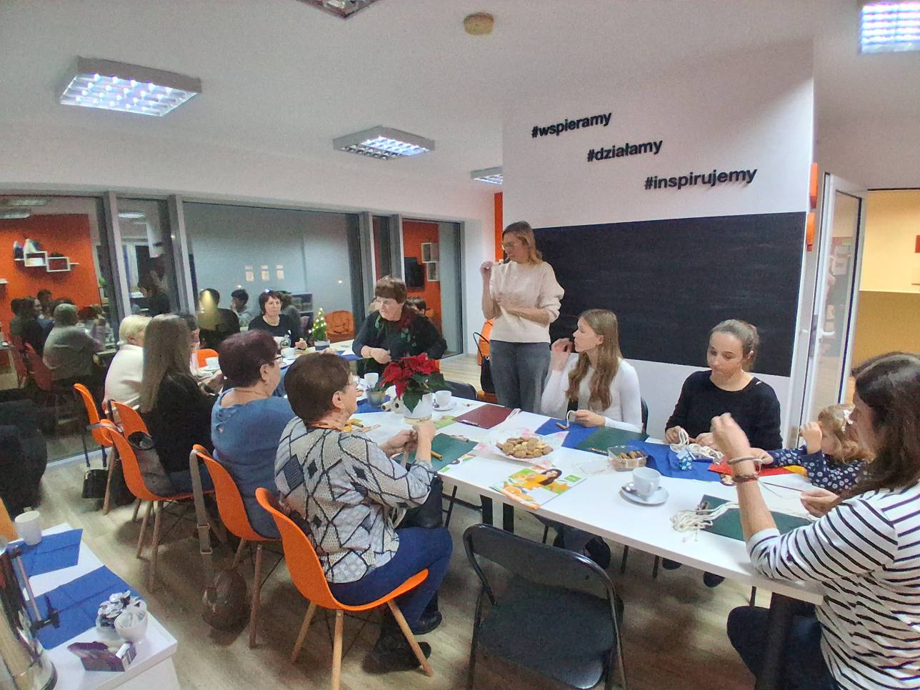 zdjęcie grupy osób na mikołajkowym spotkaniu z tworzenia makramy