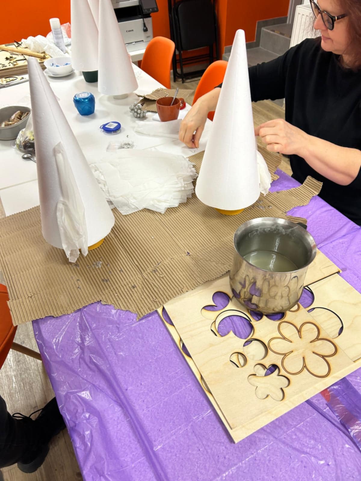 choinki wykonane z wosku i chusteczek