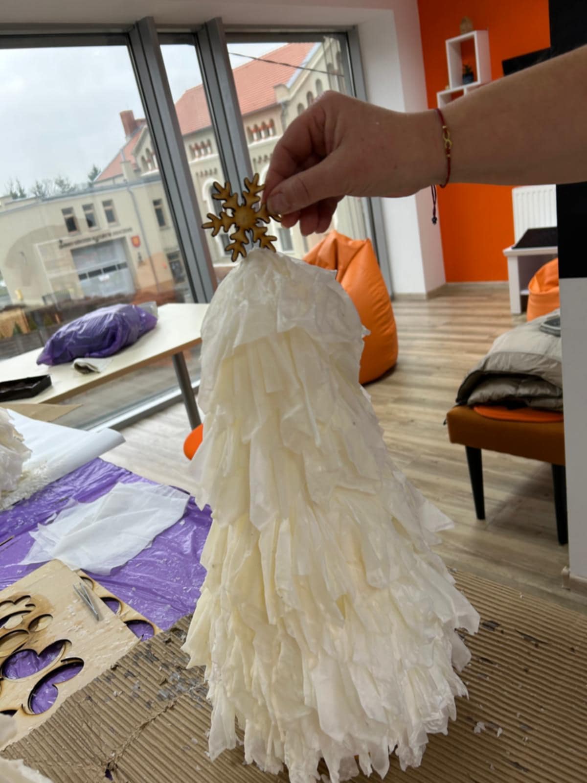 choinka wykonana z wosku i chusteczek