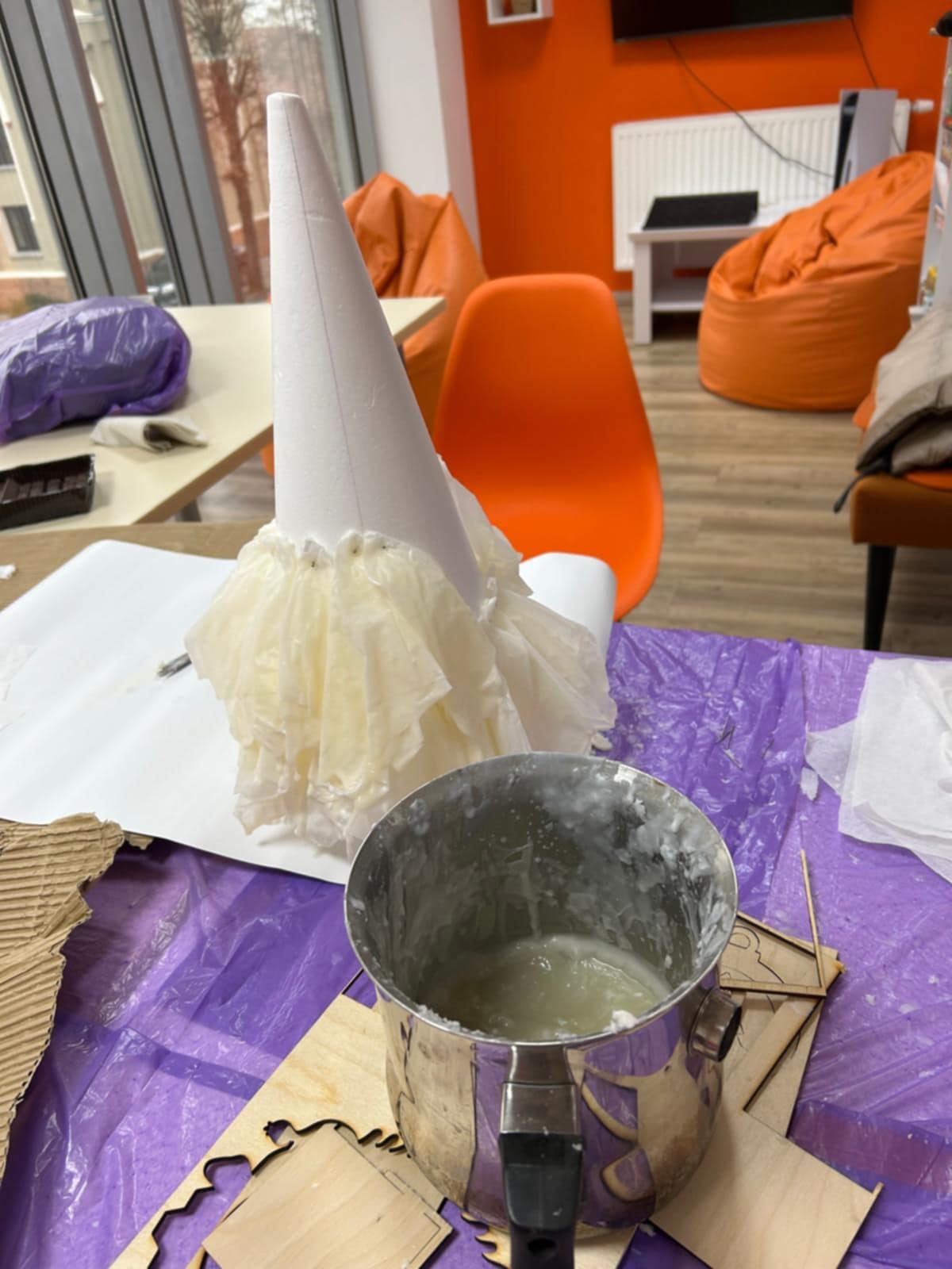 choinka wykonana z wosku i chusteczek