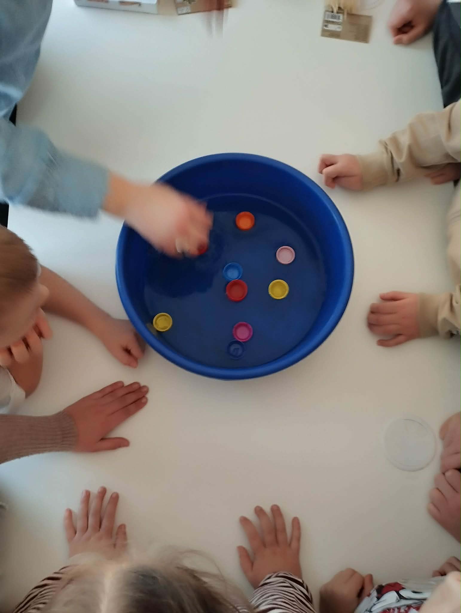 w misce z wodą pływają nakrętki