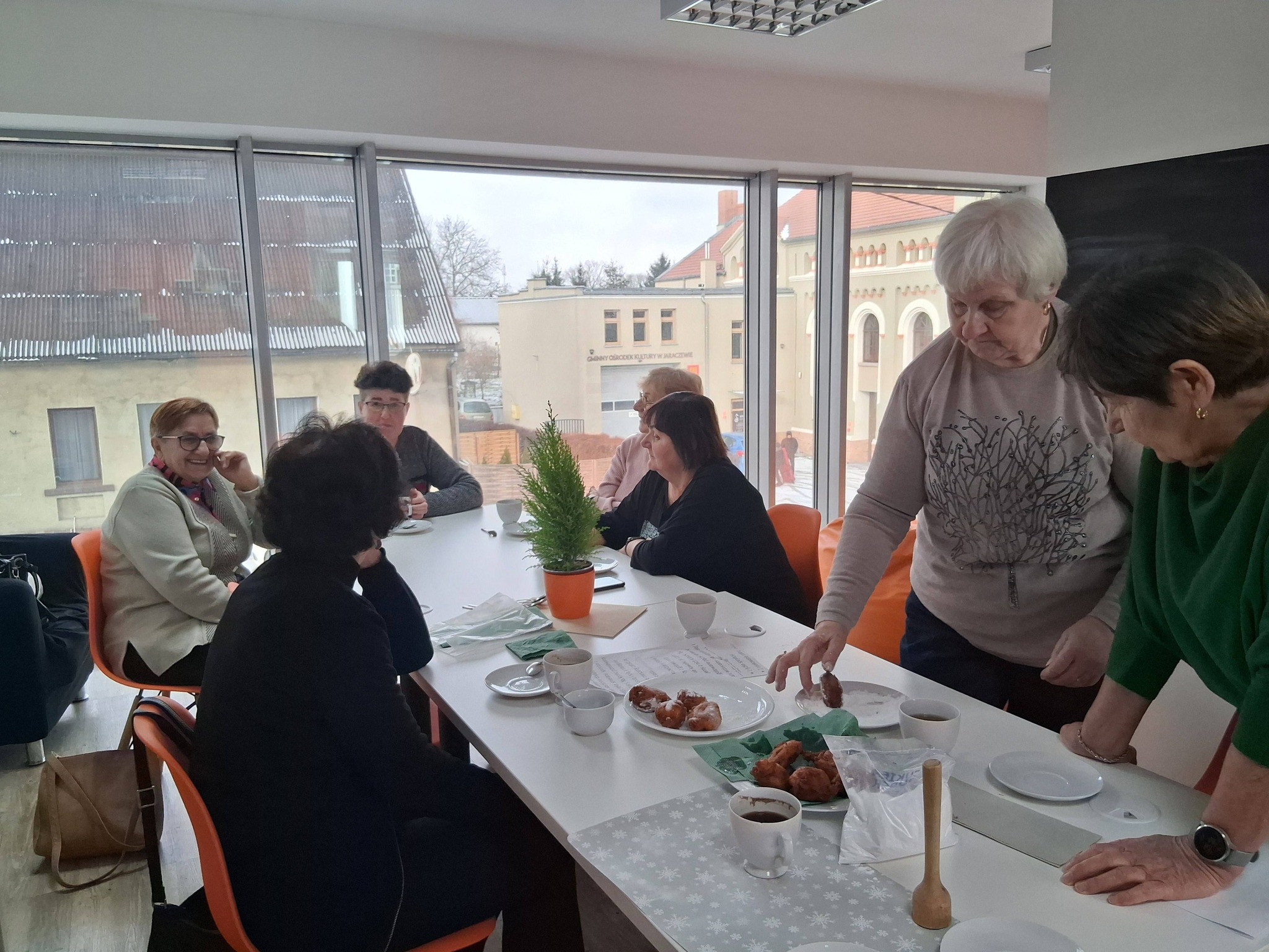 seniorki dyskutują i dekustują pączki