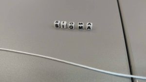 ułożony napis z koralików