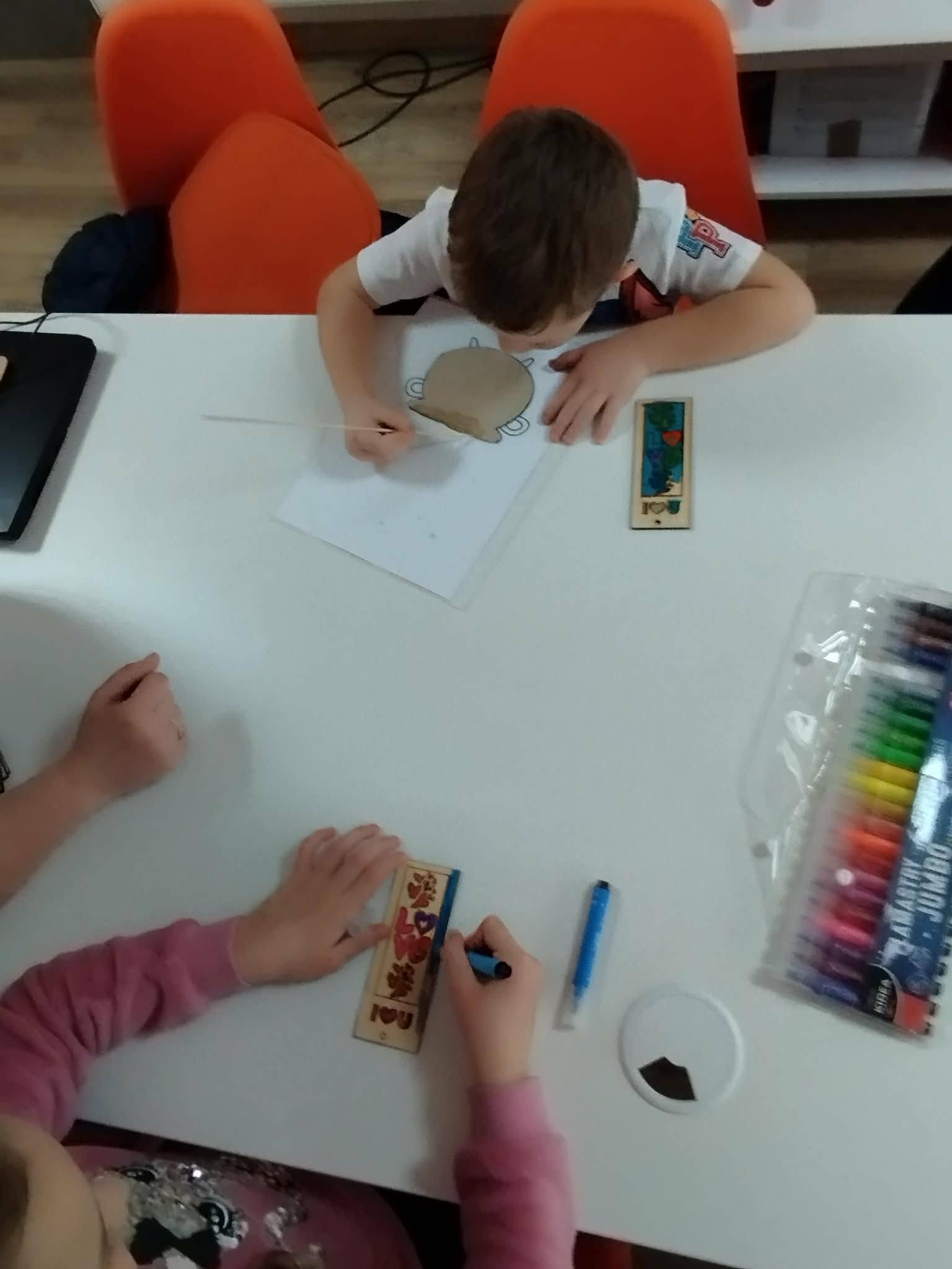 dzieci ozdabiają zakładki