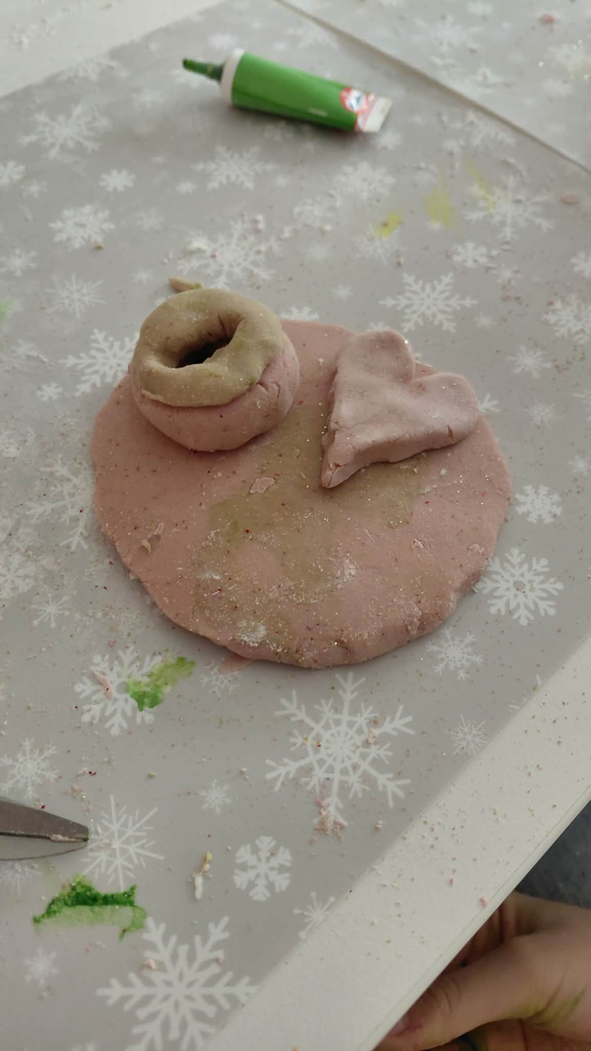 przygotowany kamień: podstawka, na której znajduje się serduszko i wazonik