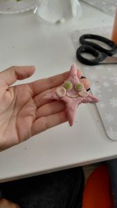 przygotowany kamień w formie wesołego ludzika