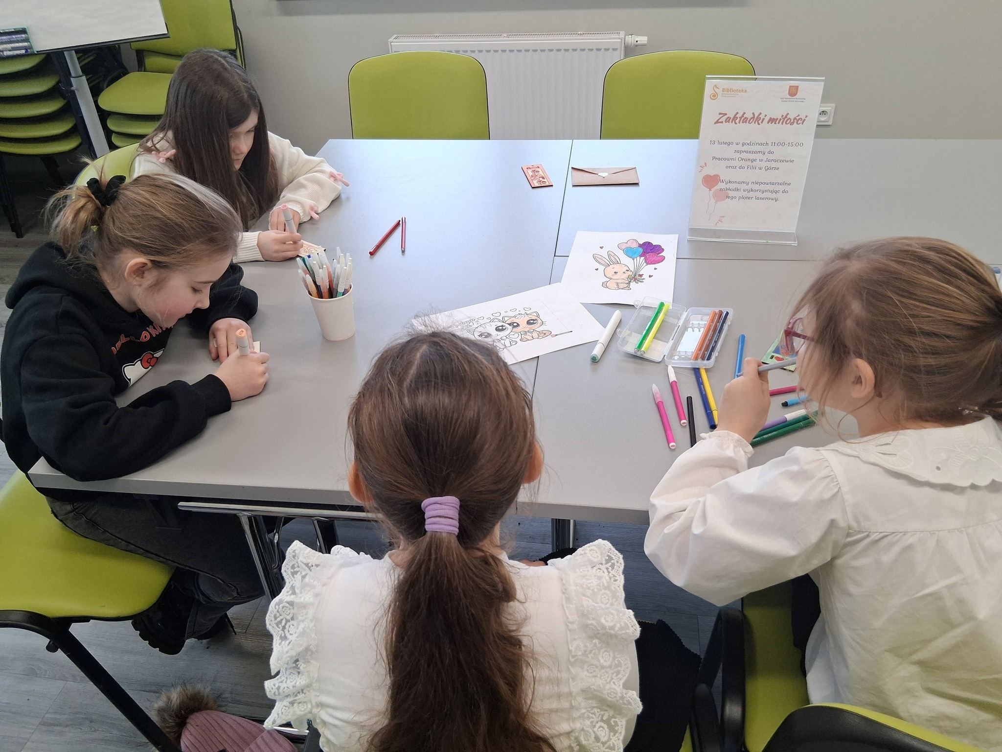 dzieci ozdabiają zakładki