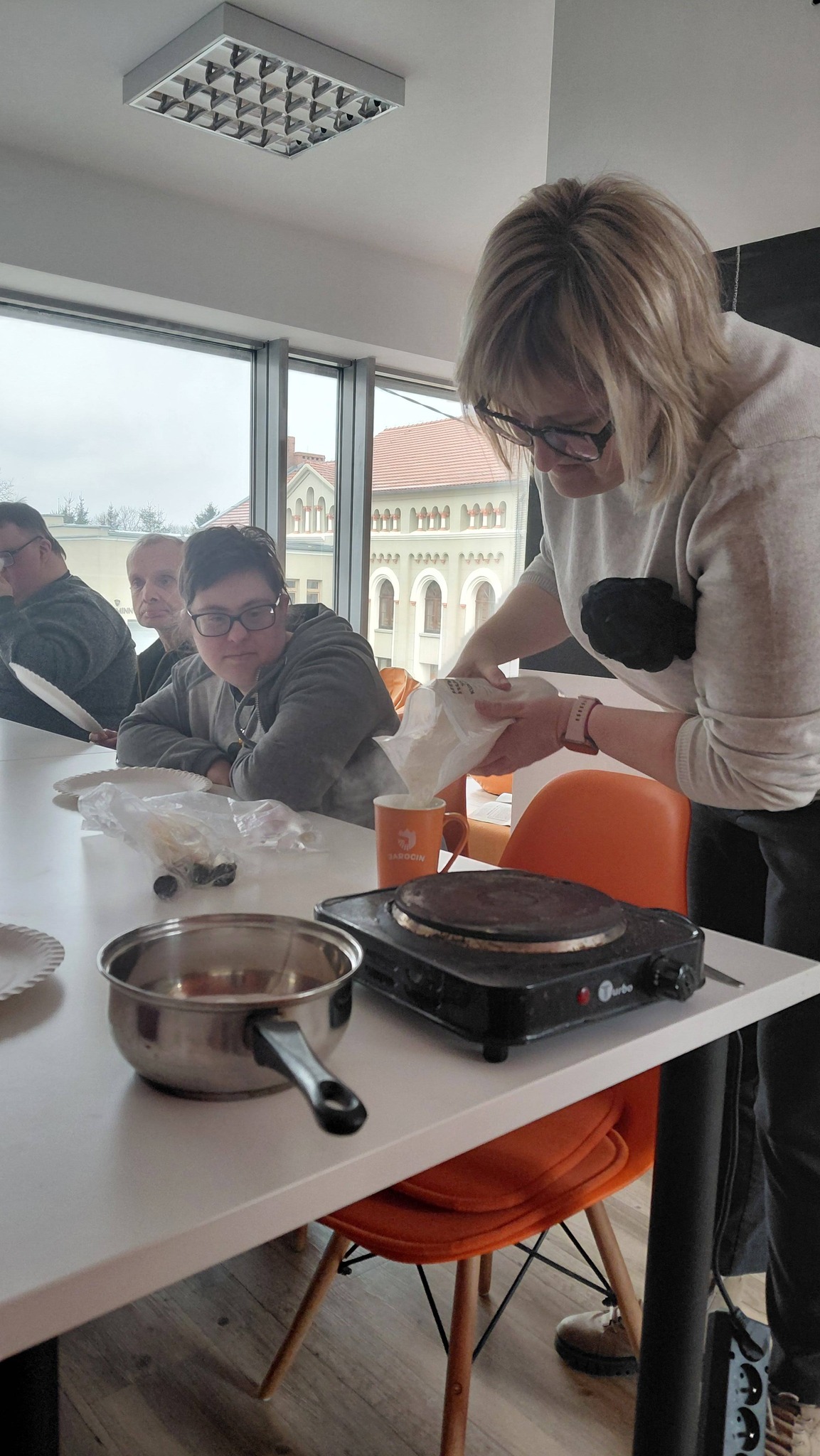 przygotowanie masy, która będzie służyć do ozdobienia