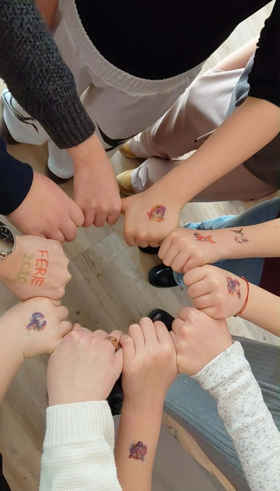 wszyscy uczestnicy chwytają się za kciuki. prowadzący na napis na ręce ferie 2026