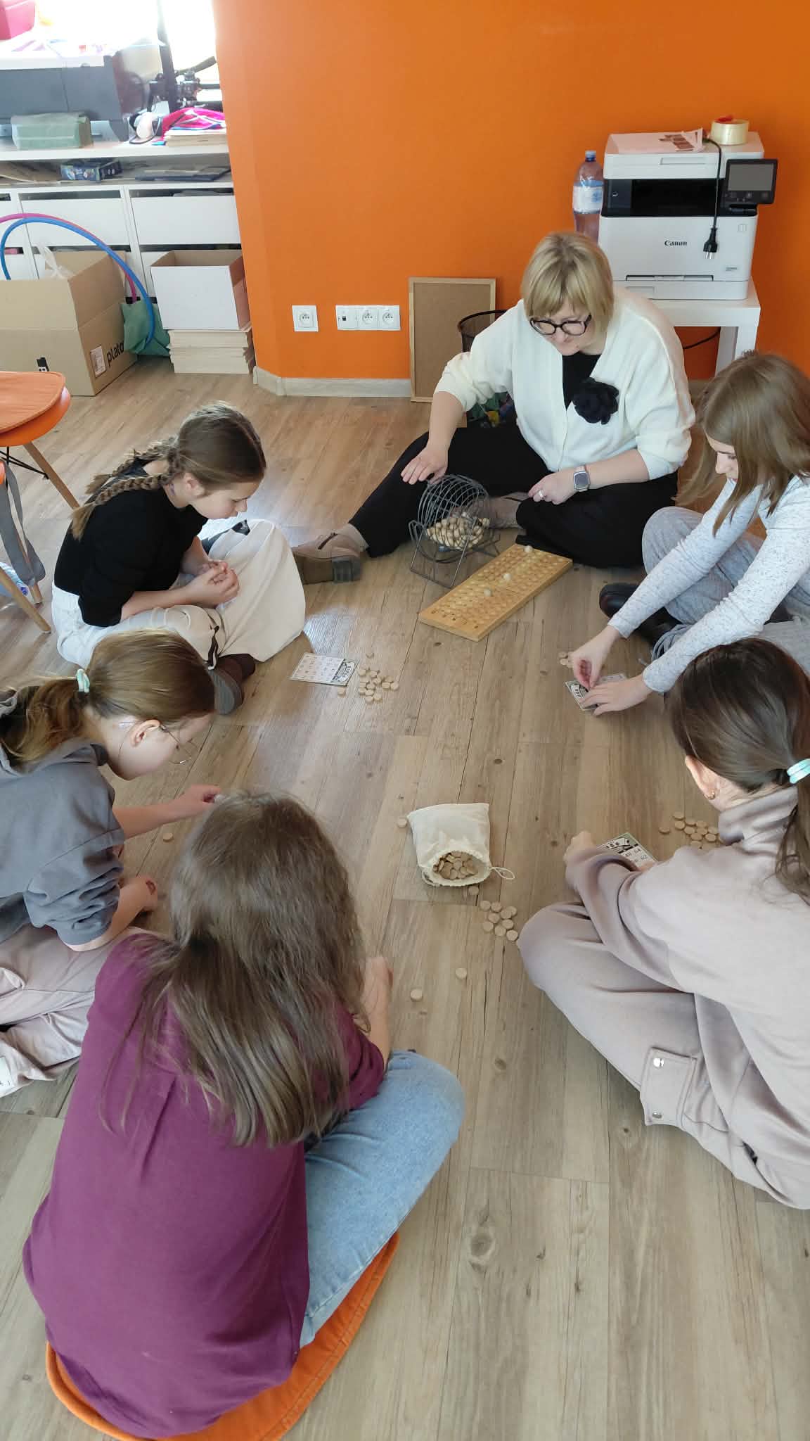 Dzieci grają w bingo