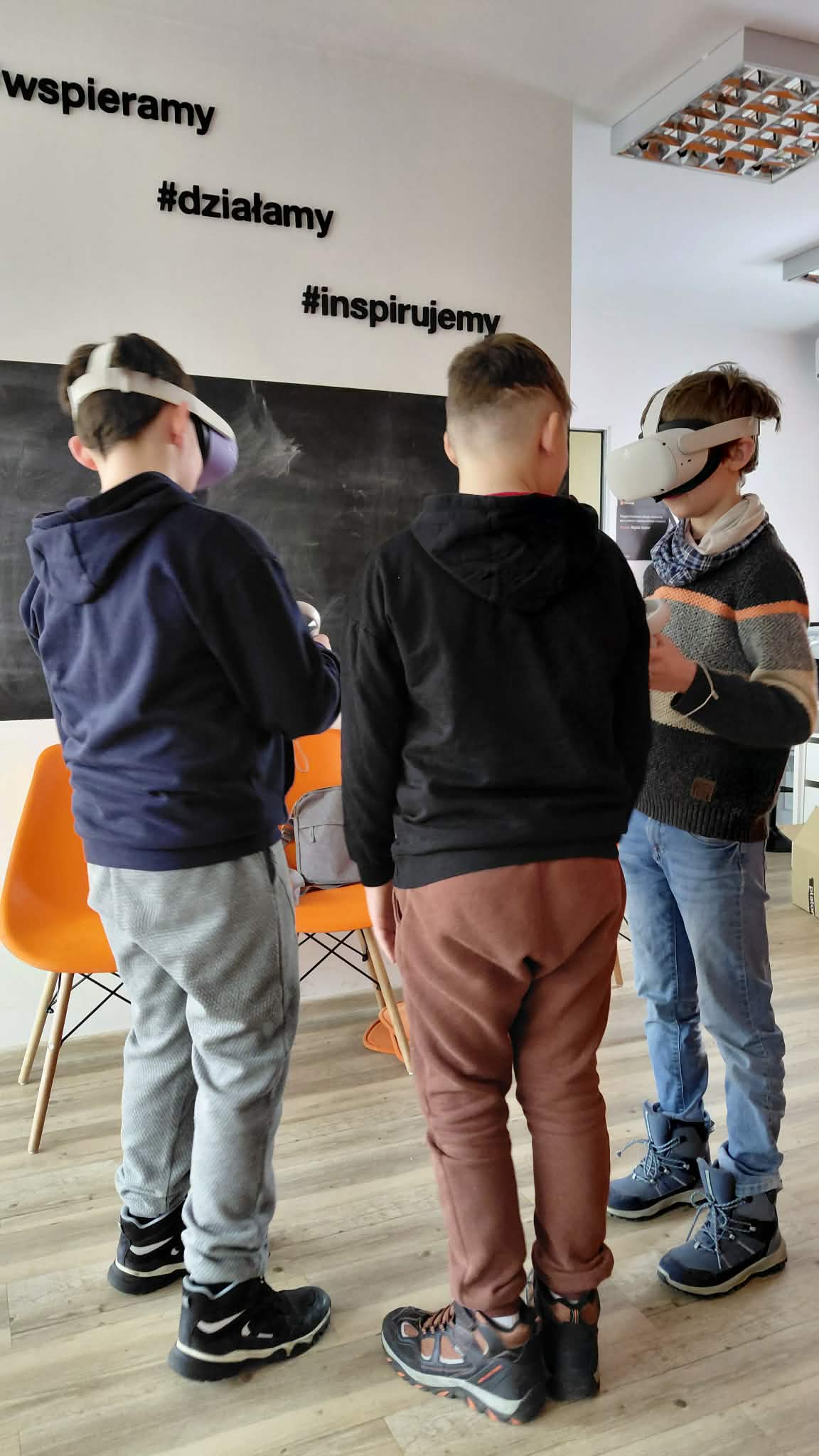 chłopcy mają założone gogle VR