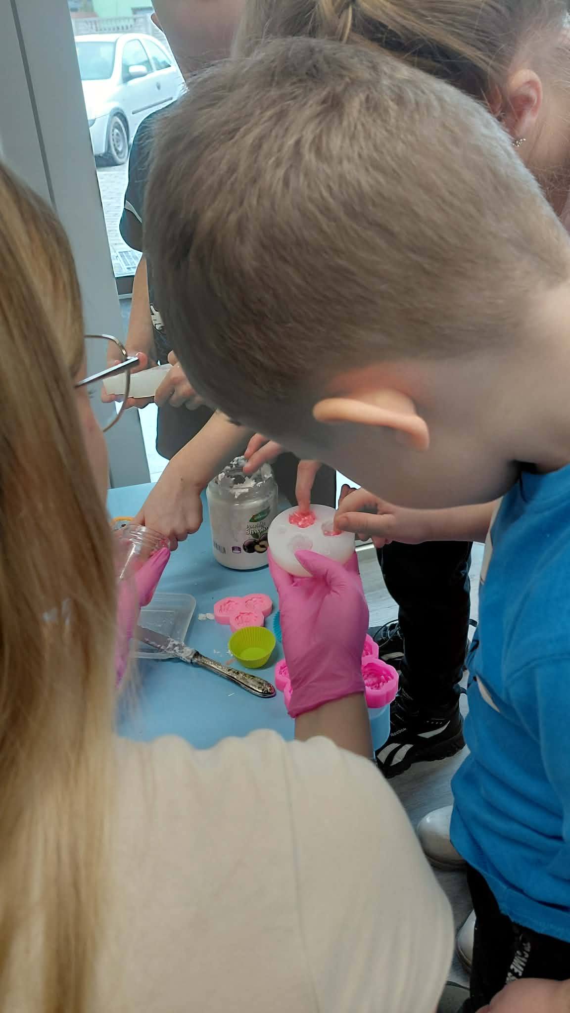 dzieci zalewają formy mydłem