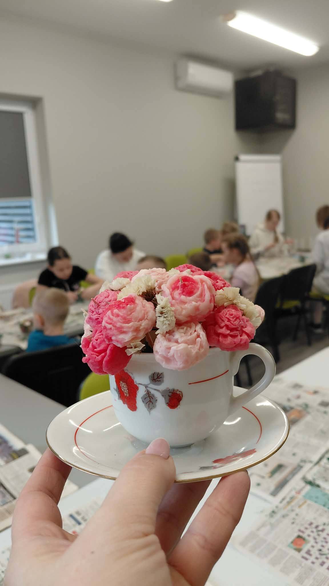 gotowa kompozycja mydlana przedstawiająca białe, różowe kwiaty w filiżance