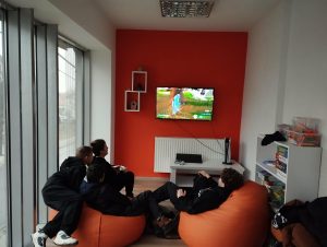 dzieci grające na playstation