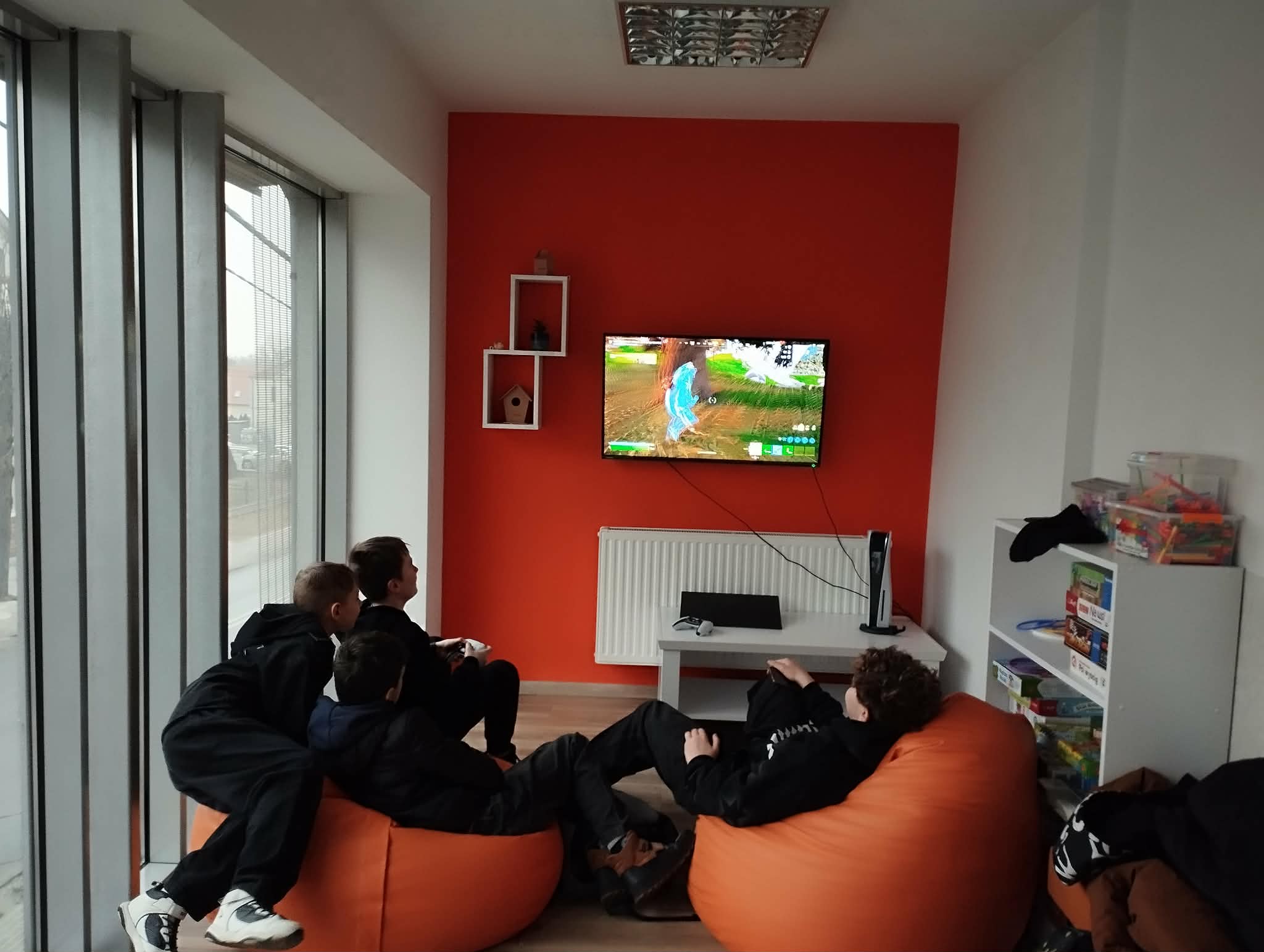 dzieci grające na playstation