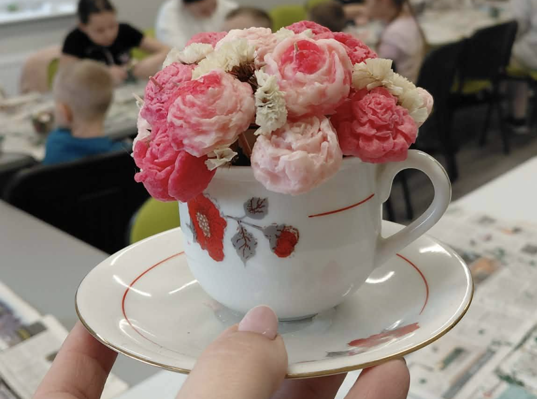 gotowa kompozycja przedstawiająca kwiaty w filiżance