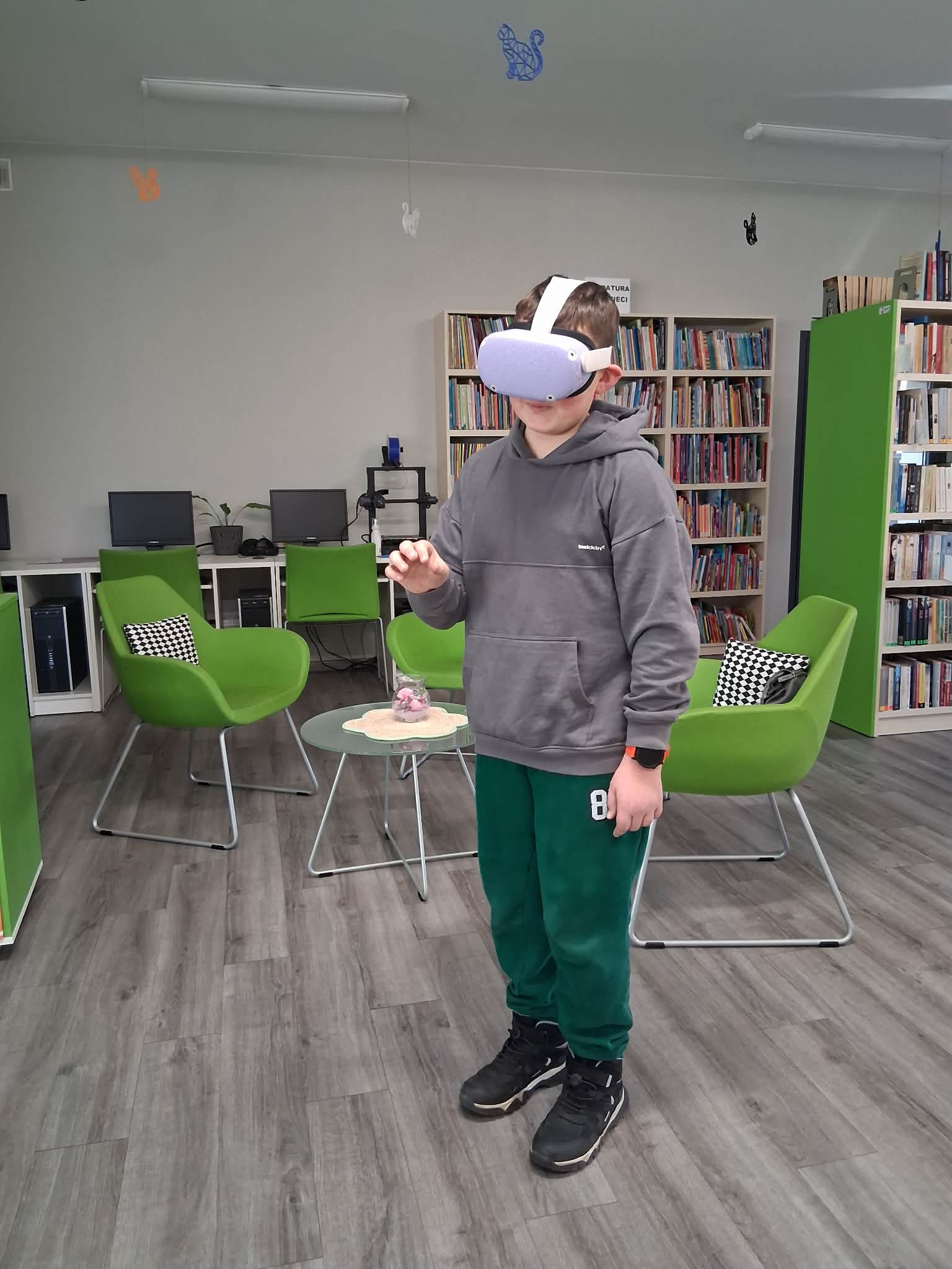 chłopiec gra w goglach bez użycia kontrolerów