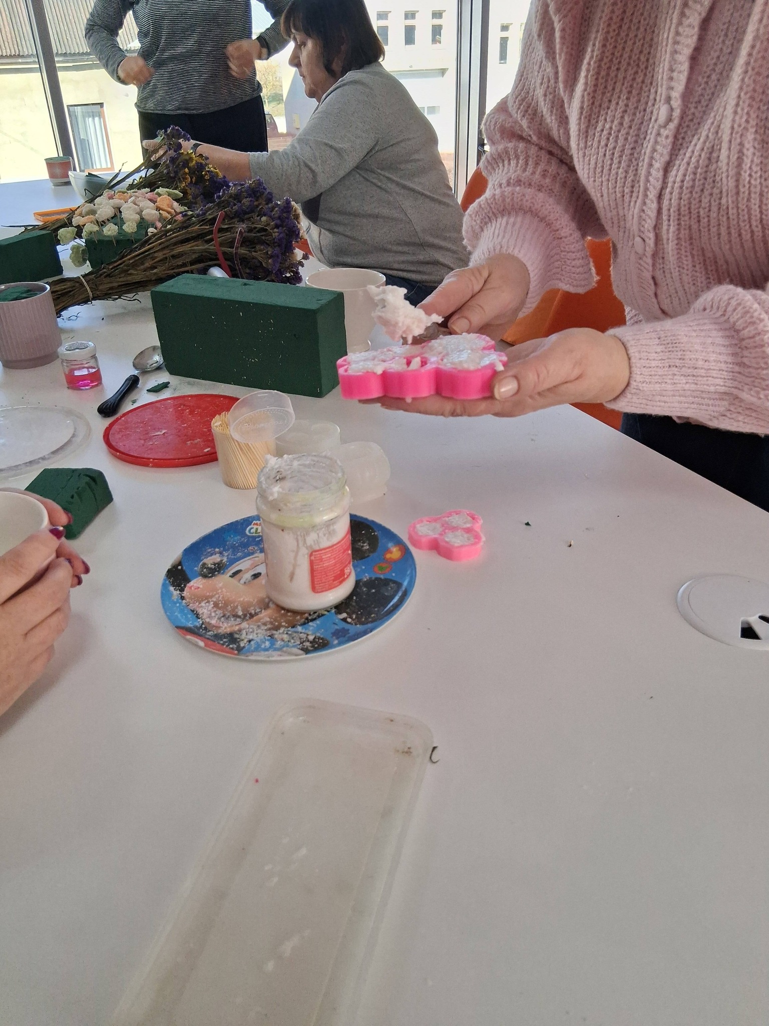 przekładanie gotowej masy do formy