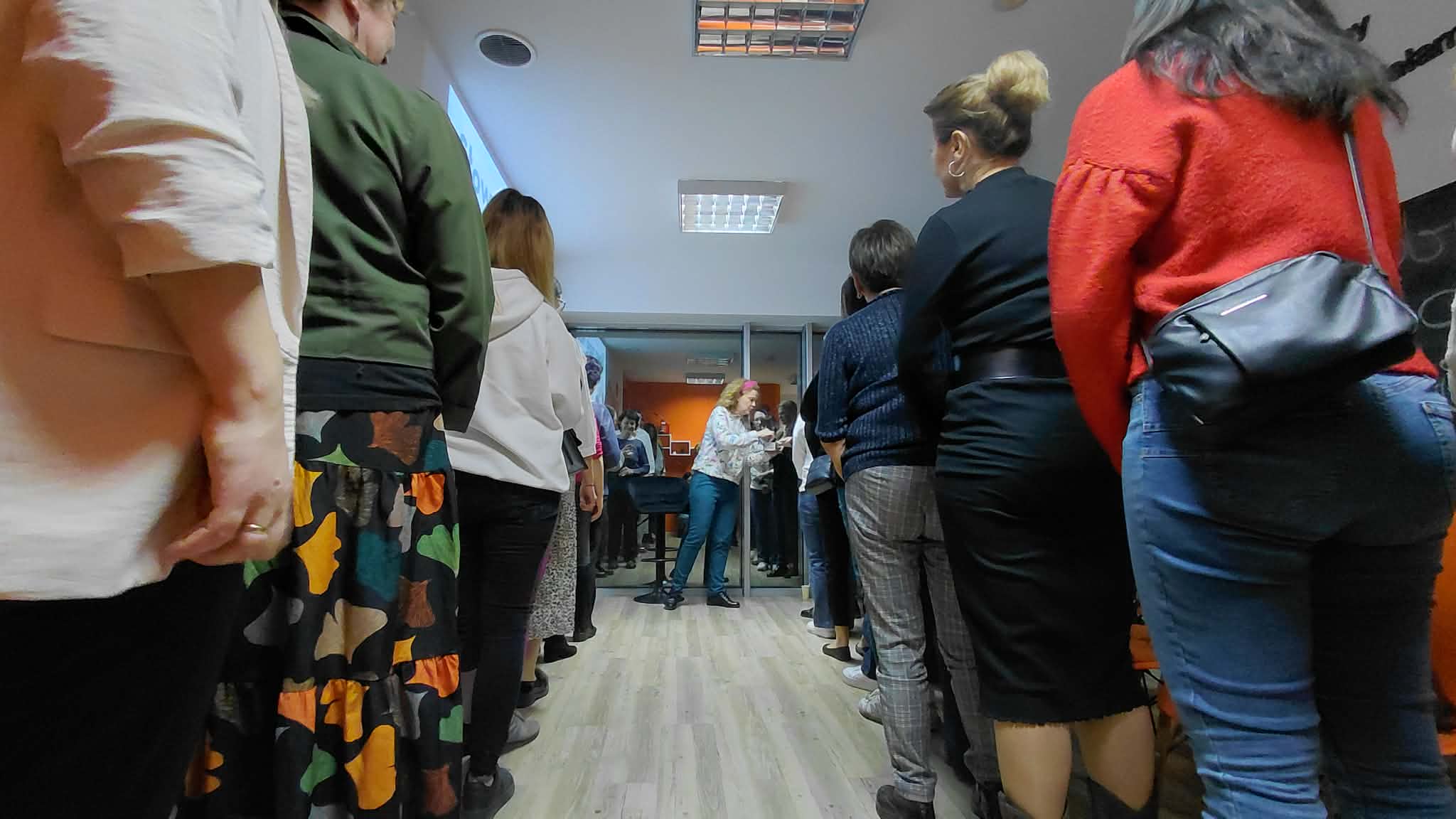 panie stoją w dwóch rzędach, będą wykonywać zadanie z prawidłowym oddychaniem