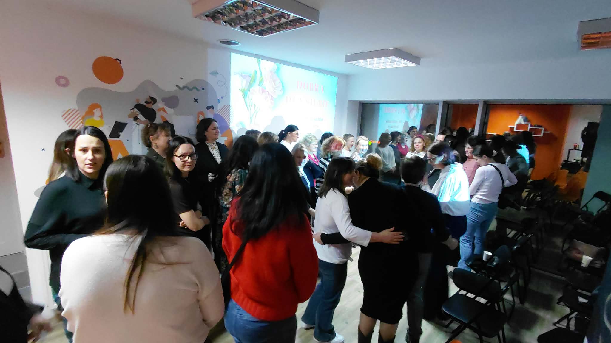 uczestniczki stoją i rozmawiają ze sobą