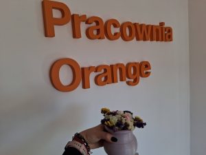 gotowa kompozycja na tle napisu pracownia orange