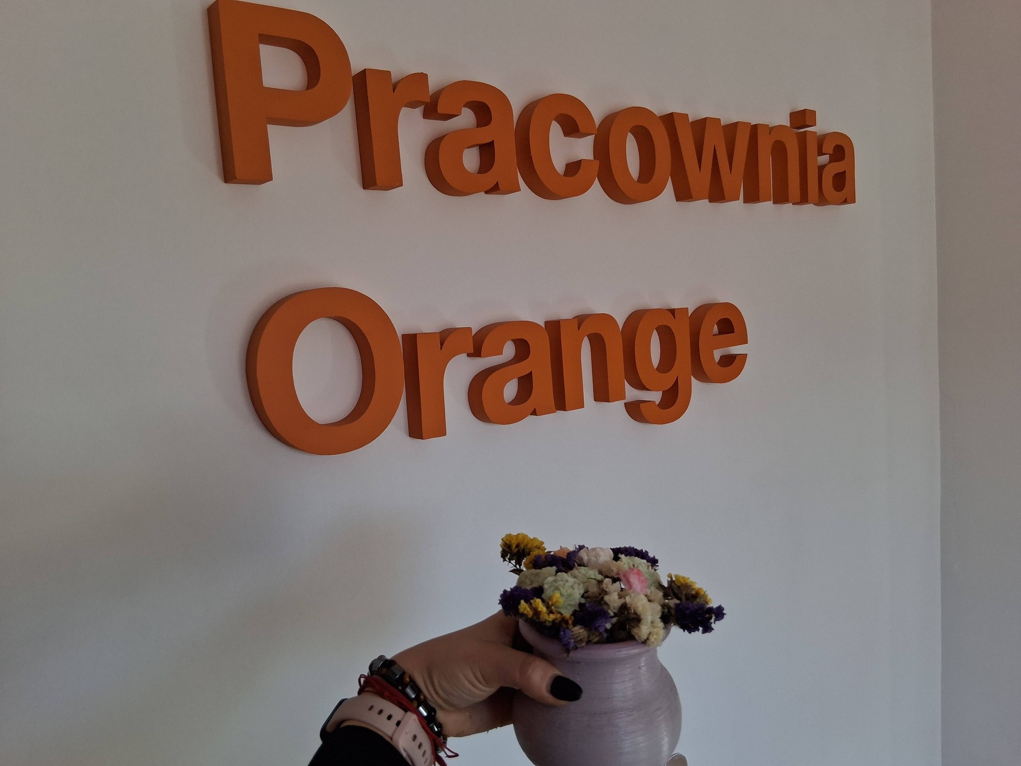 gotowa kompozycja na tle napisu pracownia orange
