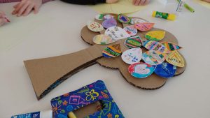 drzewko z pisanek, które wykonały dzieci