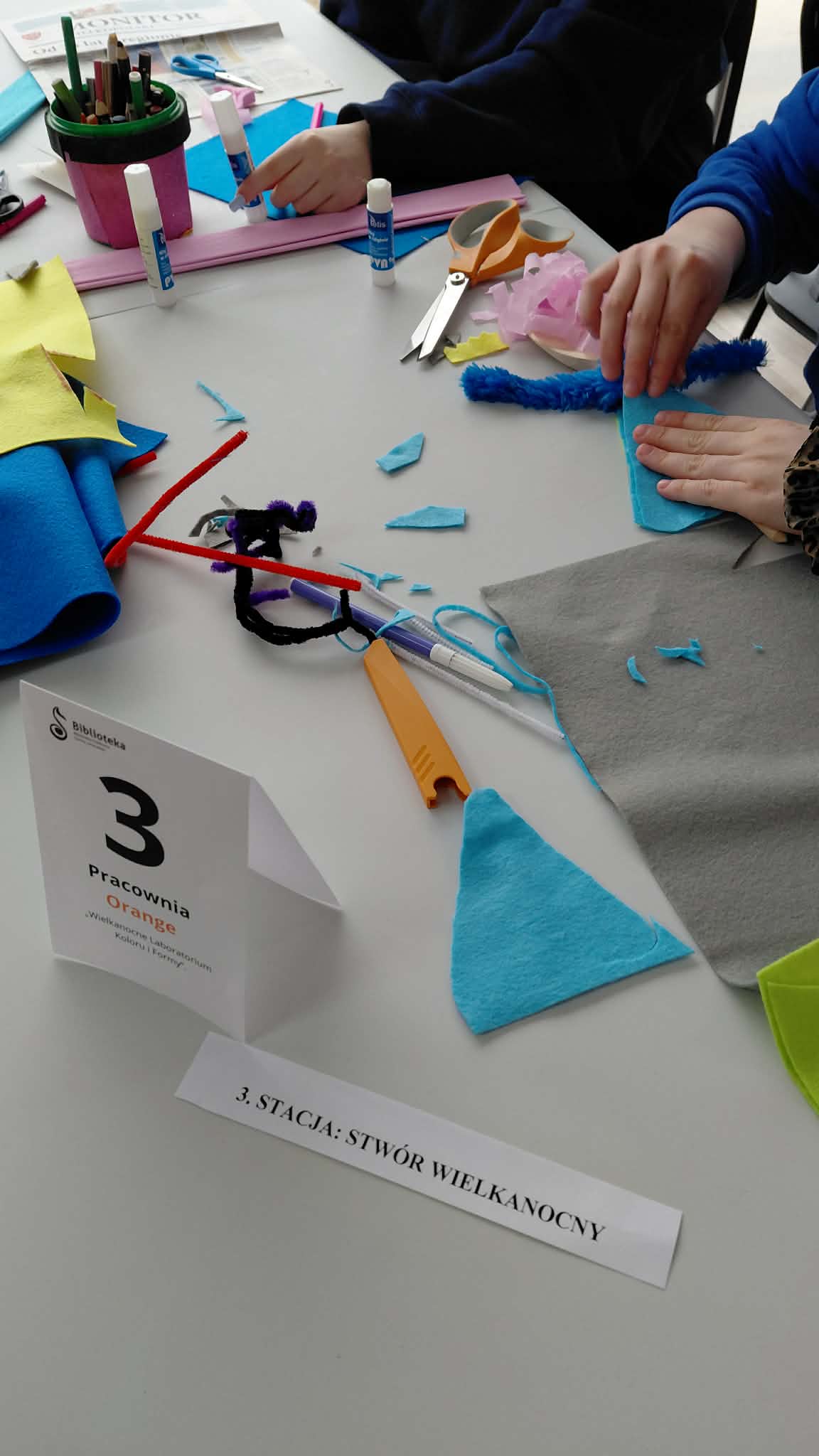 rzut na stację twórczą i materiały