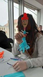 dziewczyna prezentuje stwora wielkanocnego