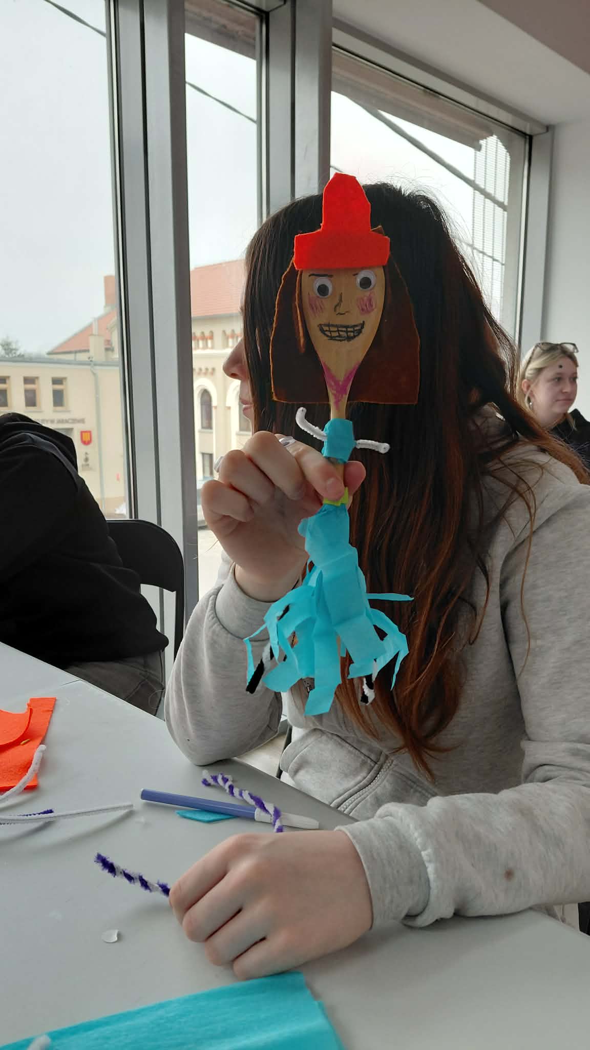 dziewczyna prezentuje stwora wielkanocnego