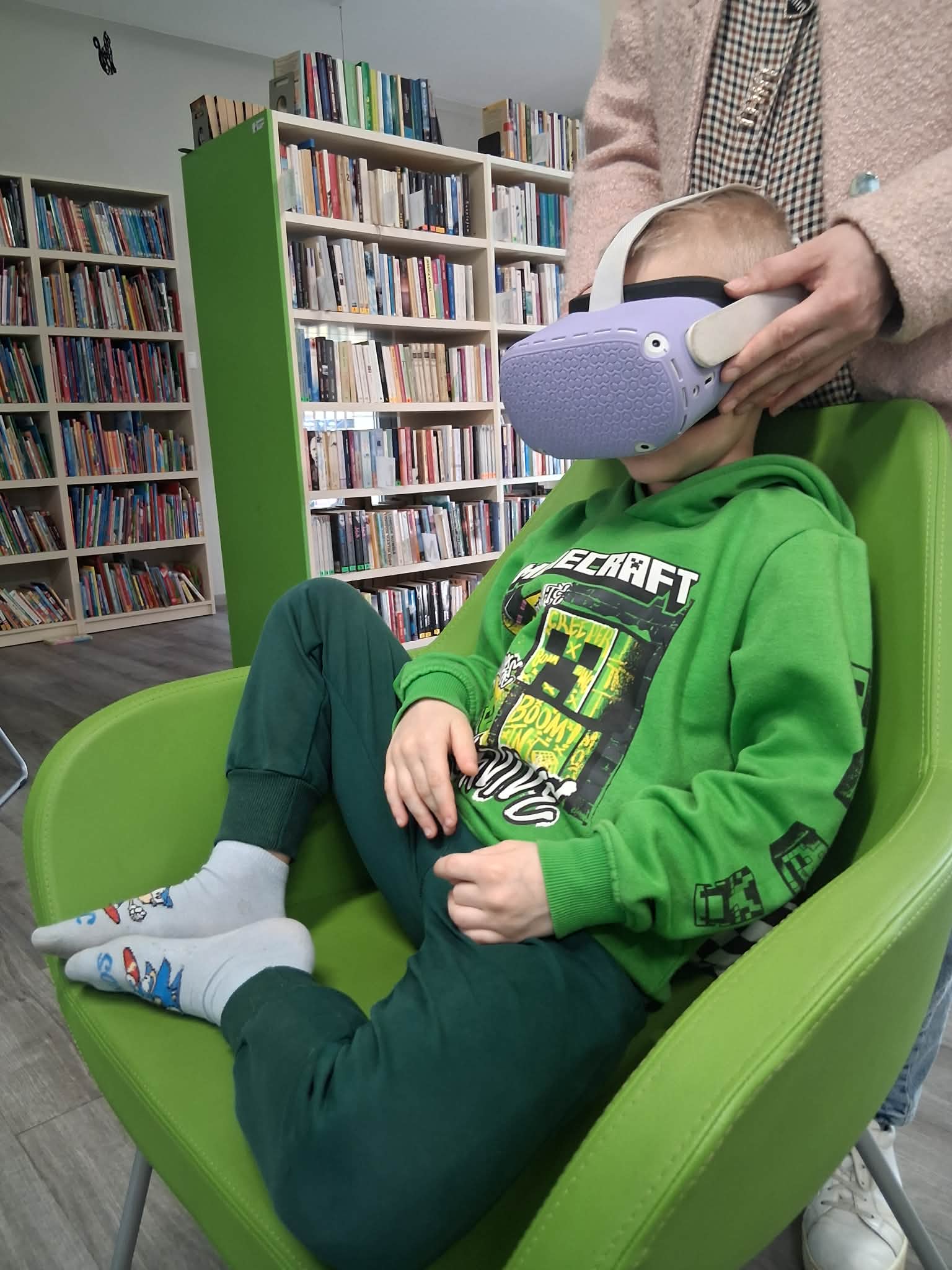 mały chłopiec ogląda filmik edukacyjny w goglach