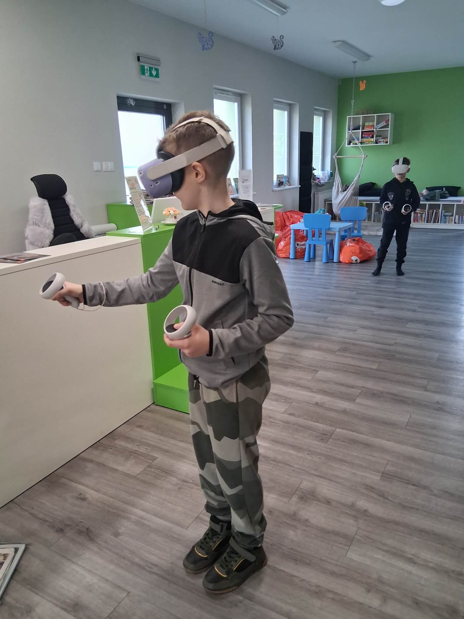 chłopcy grają w gry na goglach