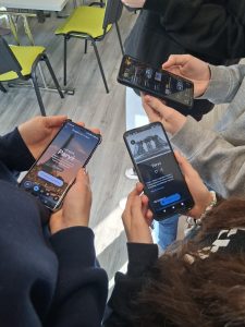 dziewczynki szukają informacji w aplikacji