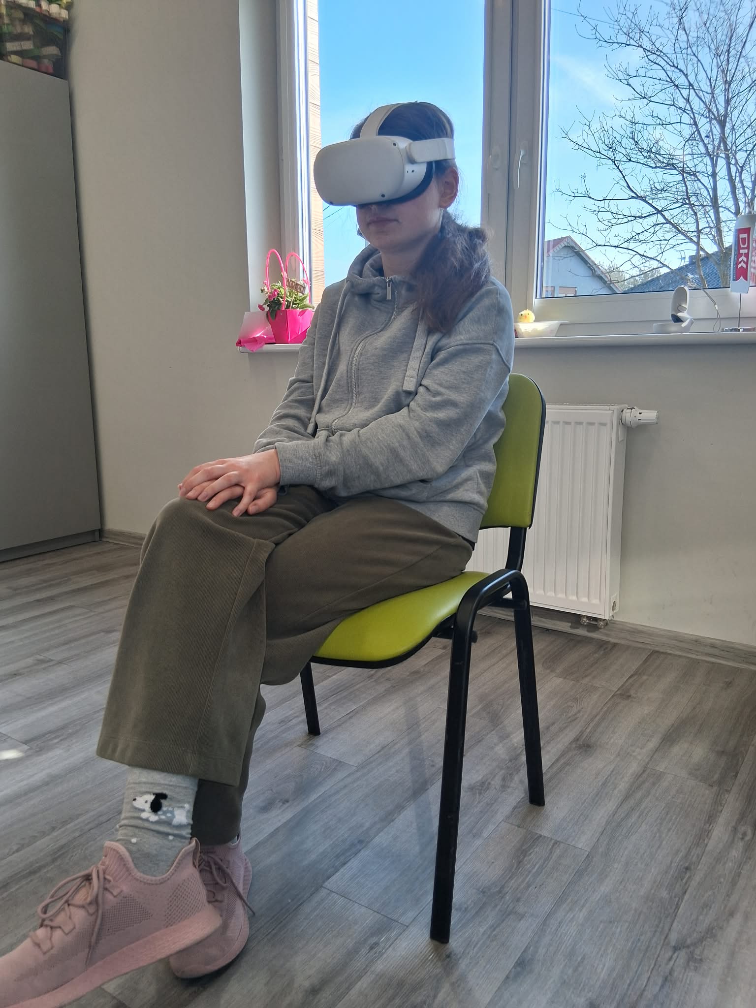 dziewczynka siedzi na krześle i ma założone gogle, ogląda zwyczaje wielkanocne na świecie