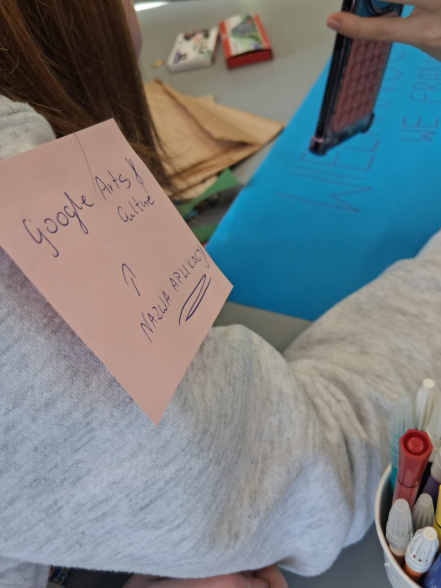 zdjęcie napisu aplikacji, z której korzystają dziewczyny podczas zajęć. Google arts