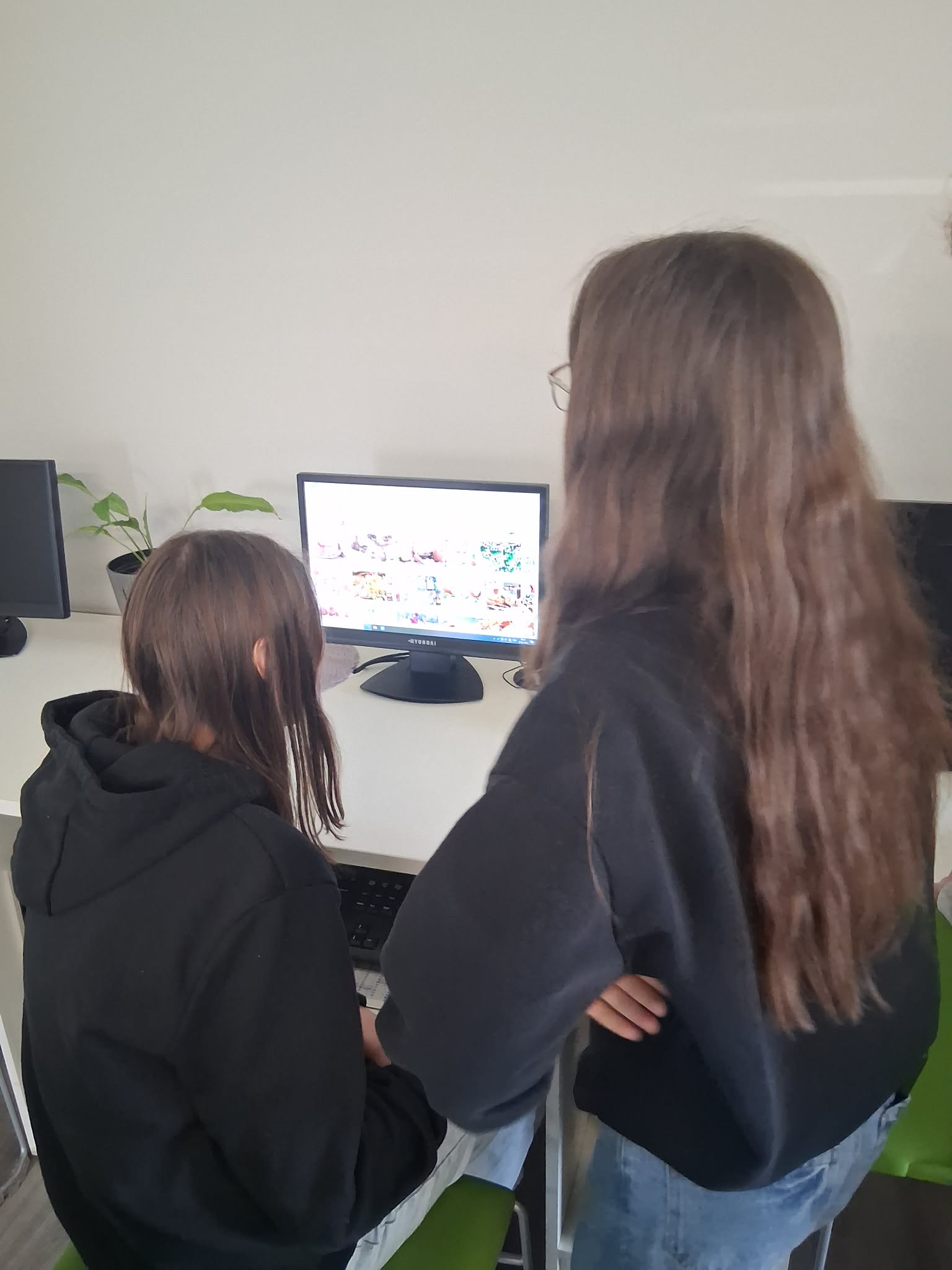 dziewczynki szukają informacji w internecie, drukują ilustracje z internetu