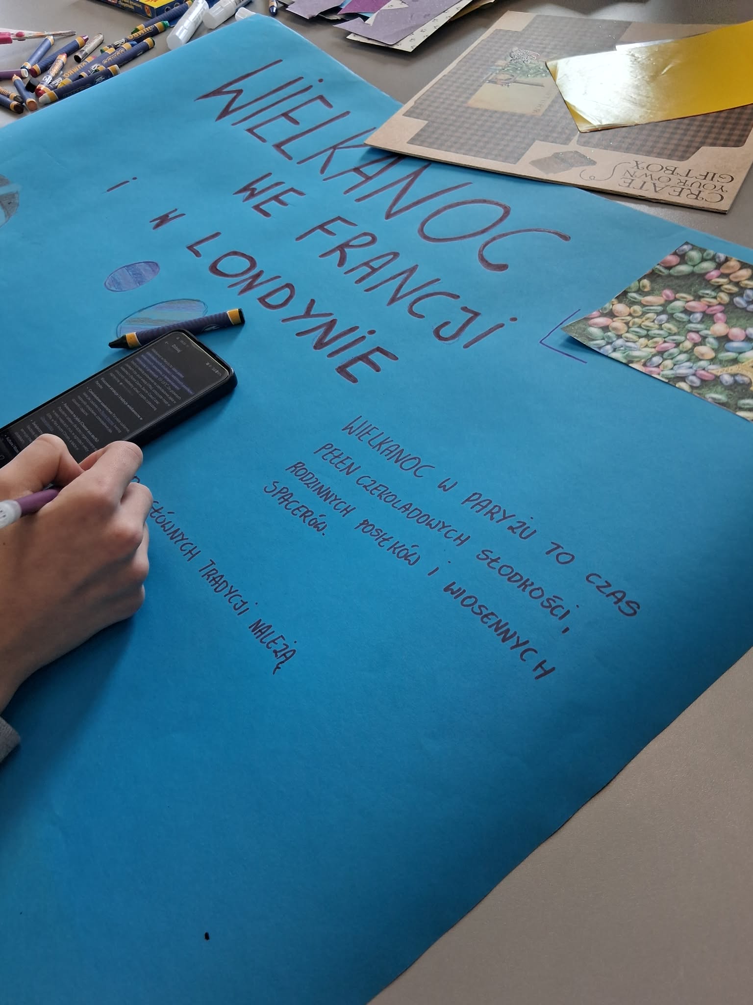 zdjęcie powstającego plakatu oraz telefonu komórkowego