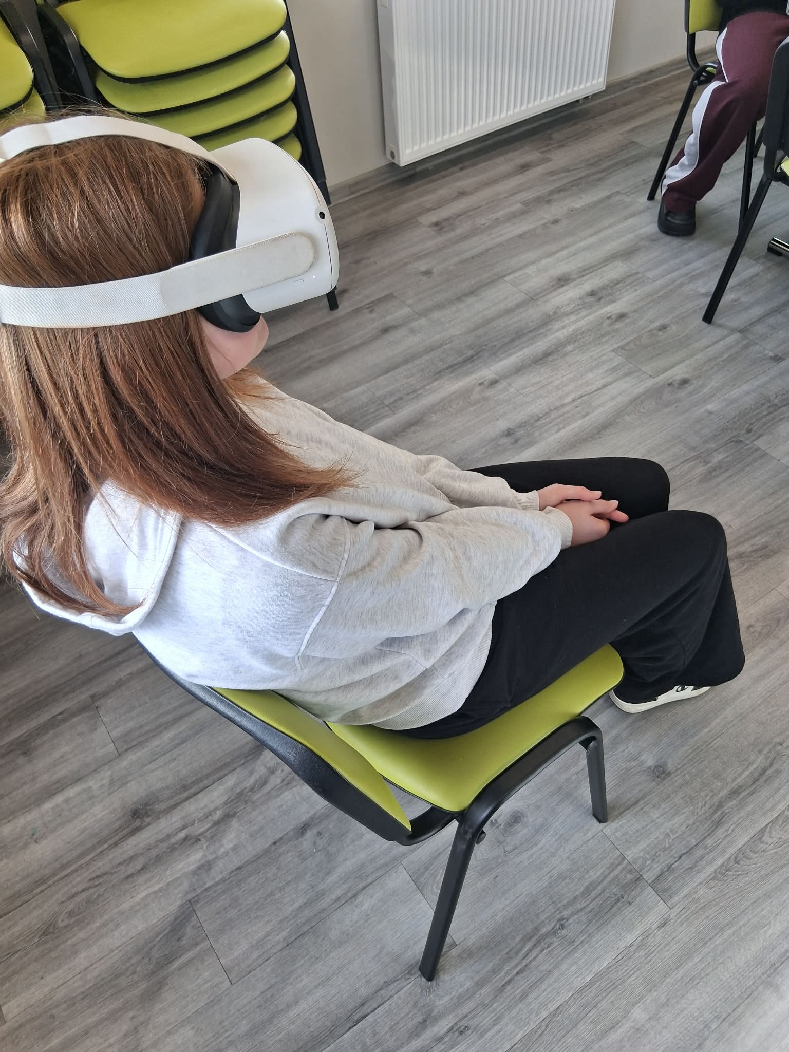 dziewczynka siedzi na krześle i ma założone gogle, ogląda zwyczaje wielkanocne na świecie