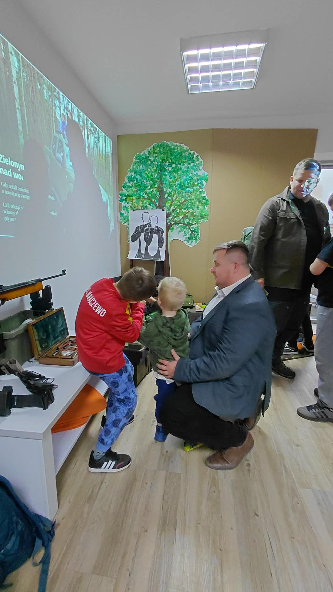 chłopcy strzelają do celu