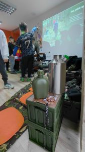 zdjęcie sprzętu pokazowego w tle grupa dzieci