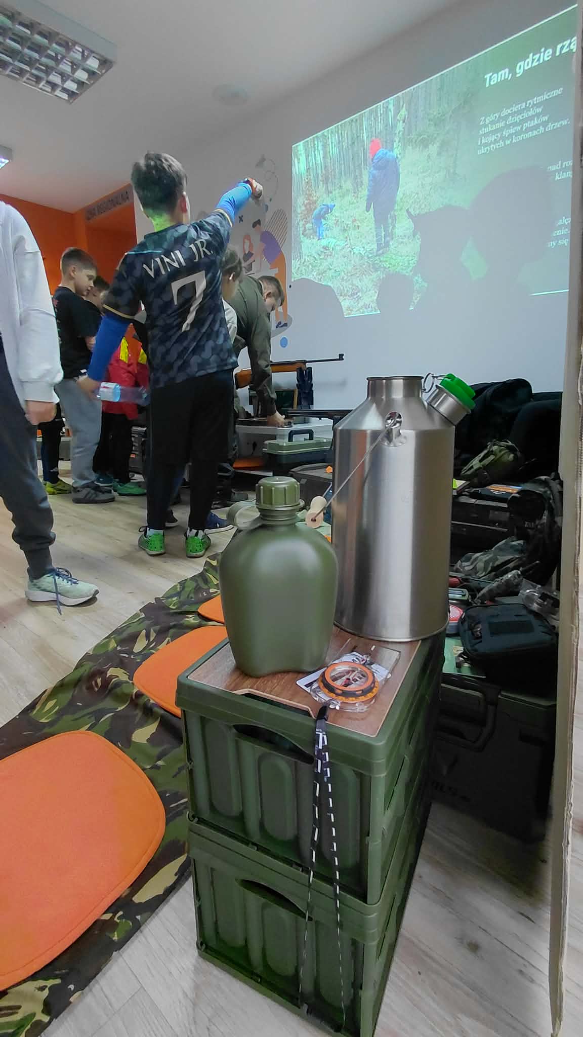 zdjęcie sprzętu pokazowego w tle grupa dzieci