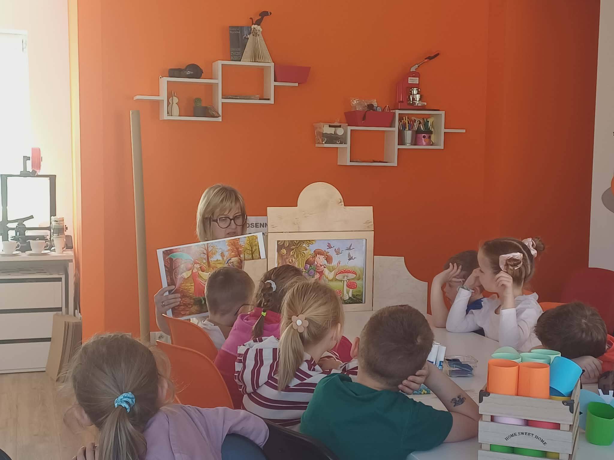 liderka czyta dzieciom bajkę