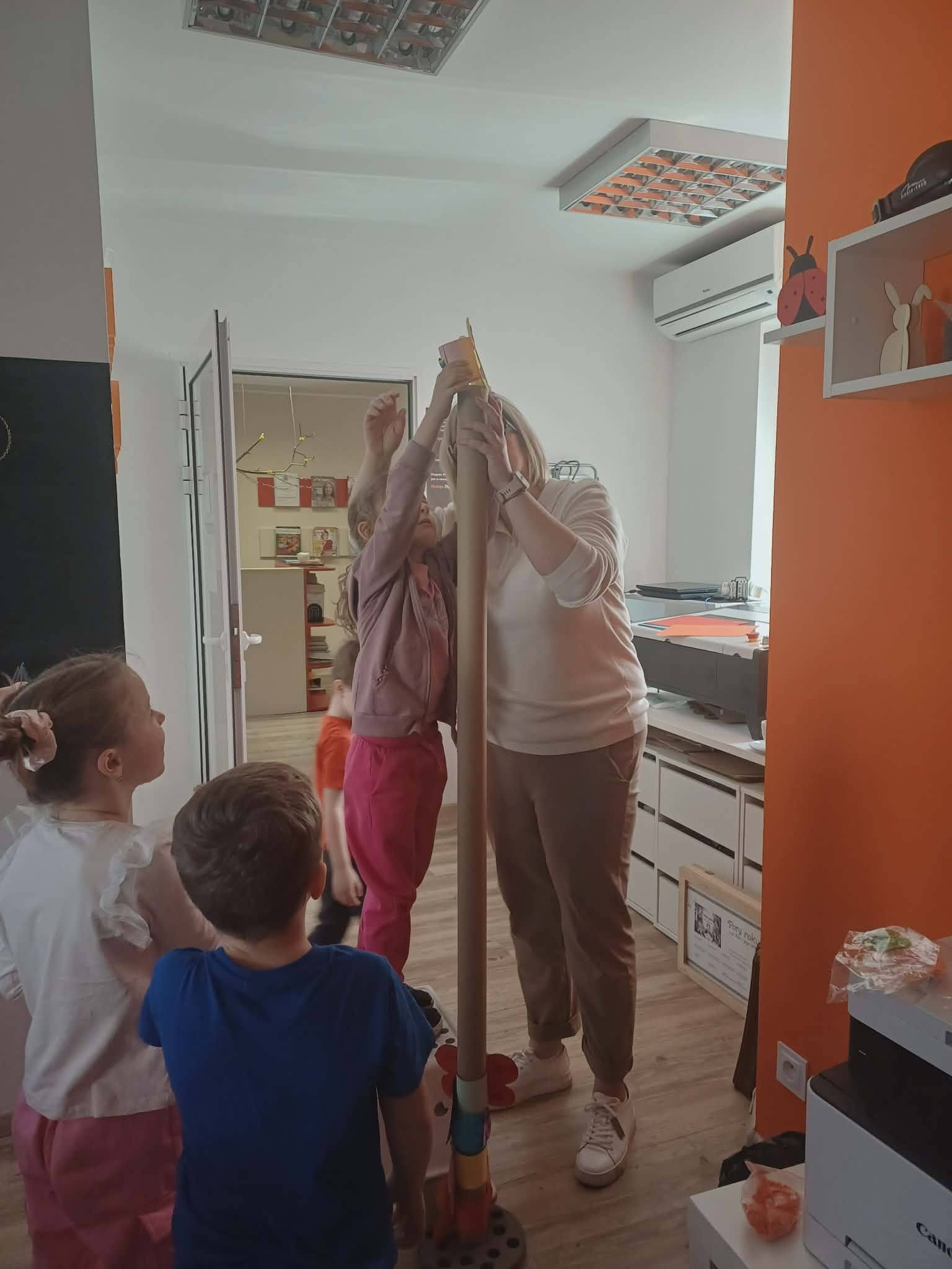 dzieci składają w całość totem