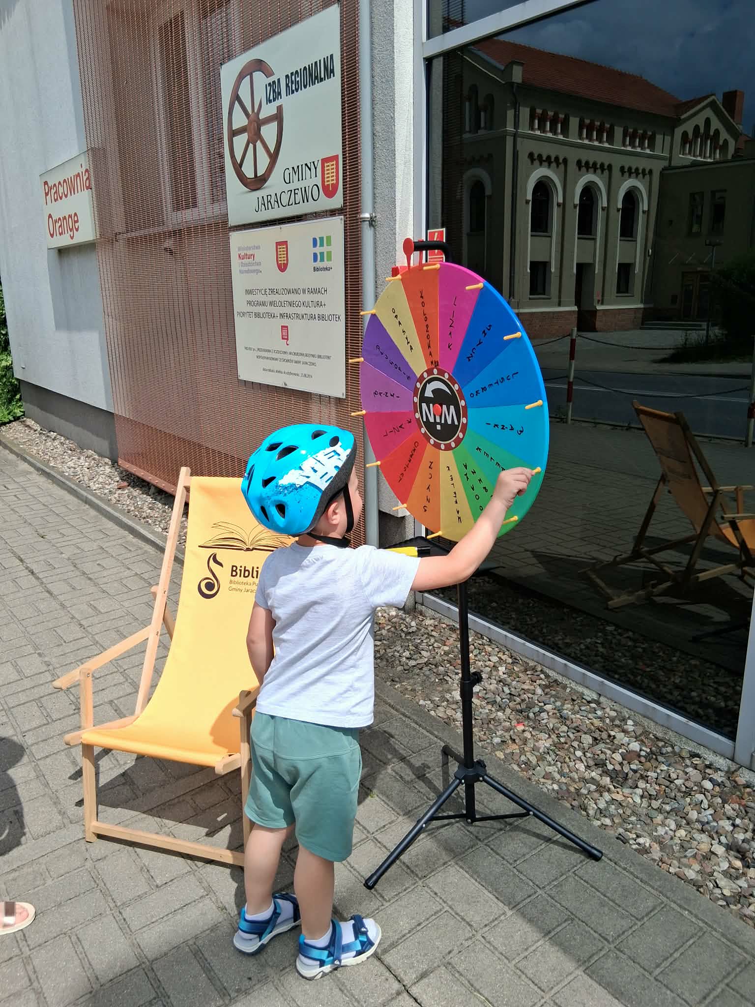 chłopiec kręci kołem fortuny