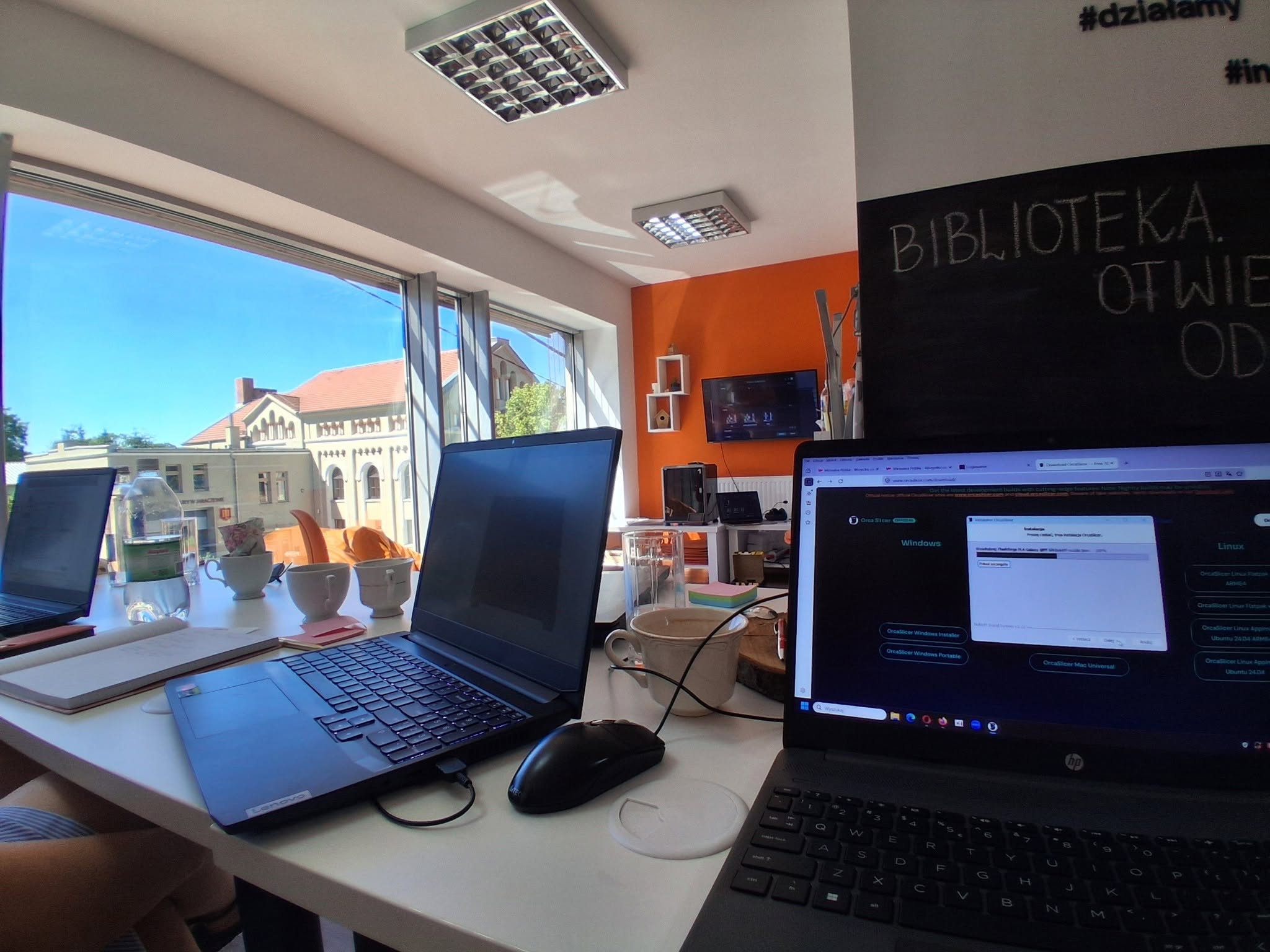 zdjęcie 3 komputerów podczas pracy tworzenia projektu do 3d