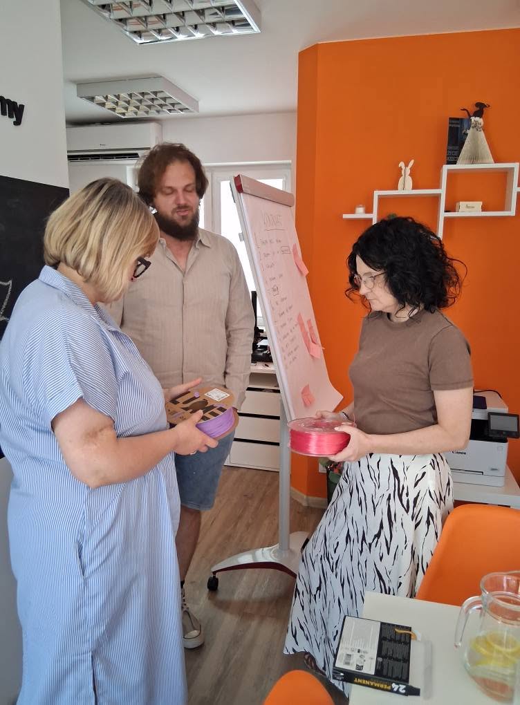 liderki oglądają i porównują filament do drukarki 3d