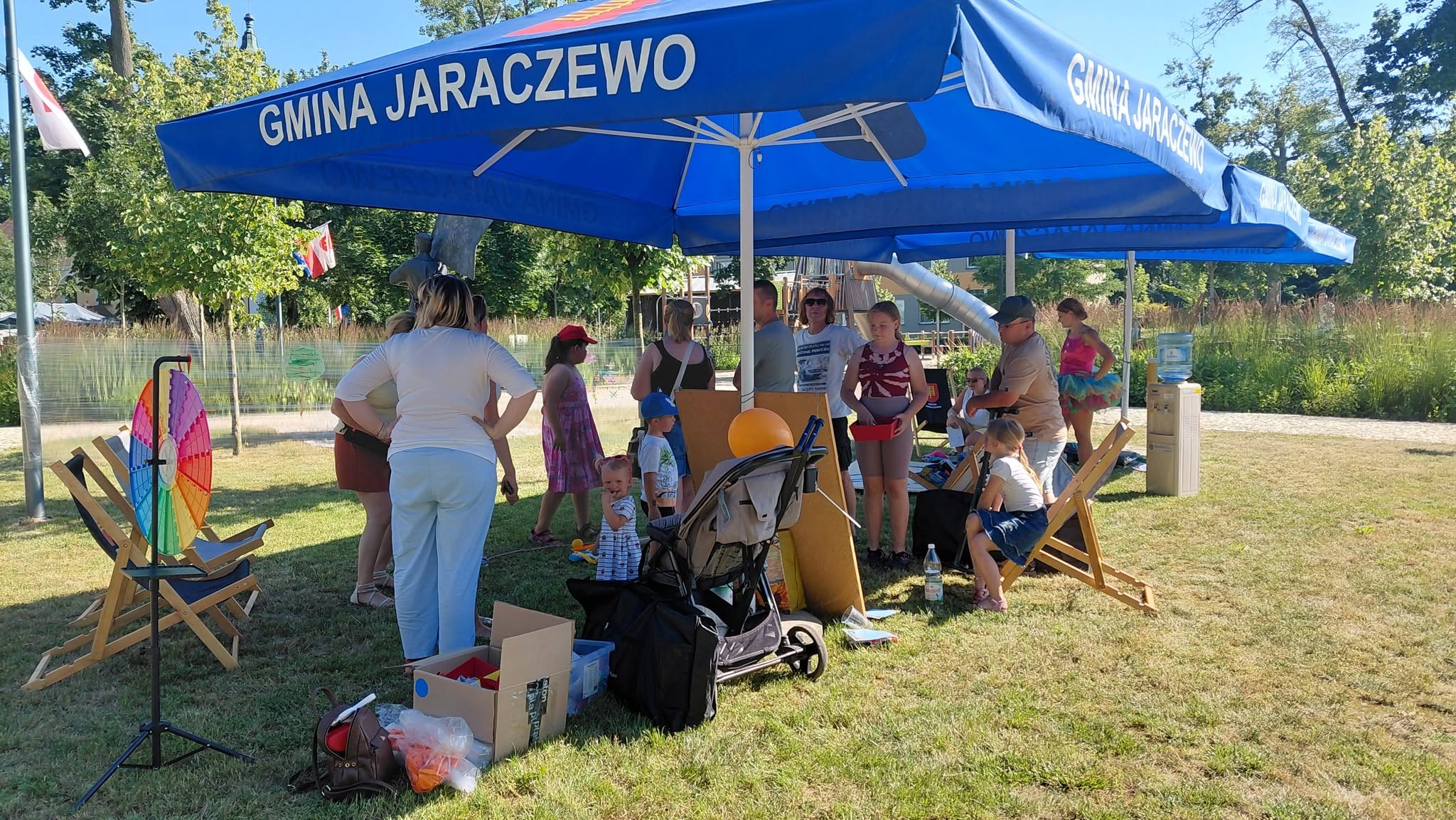 zdjęcie ludzi przy stanowisku ze strefą dla dziecka